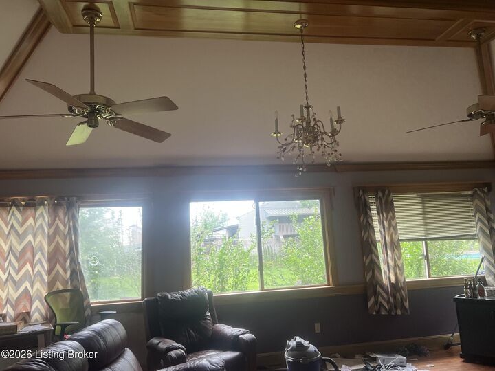 Property Photo: 2209 Bashford Manor Ln KY 40218