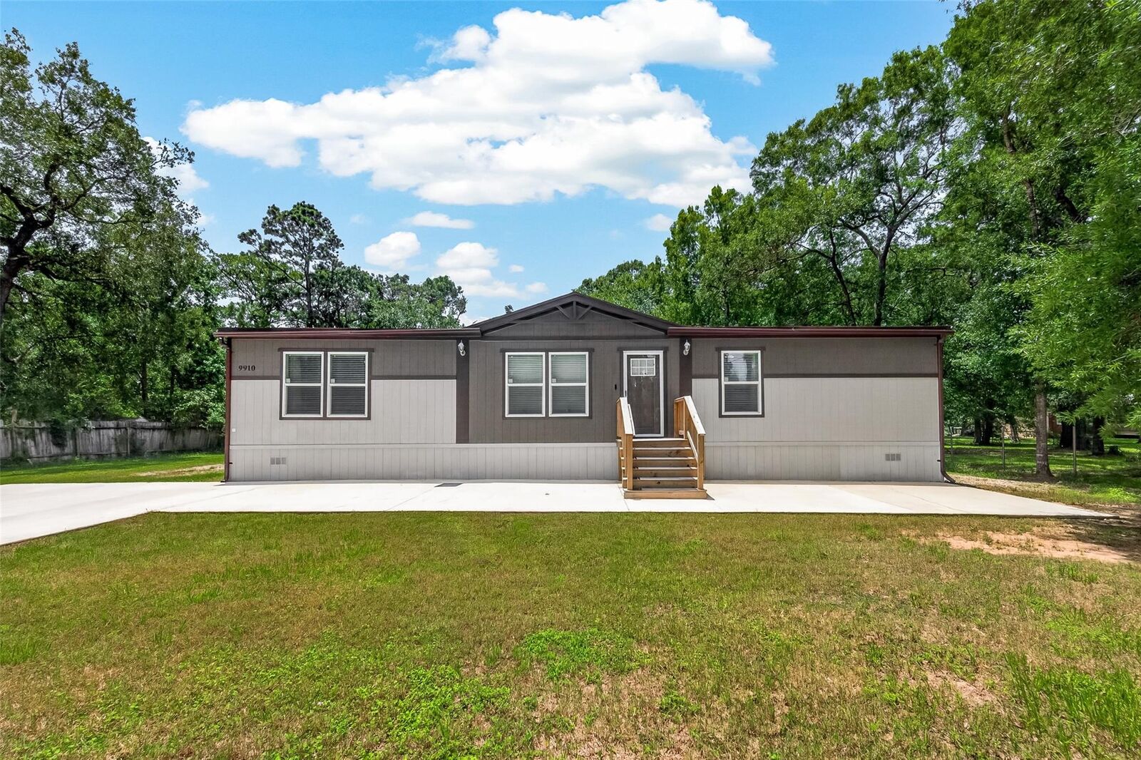 Property Photo:  9910 Oak Leaf Street  TX 77521 