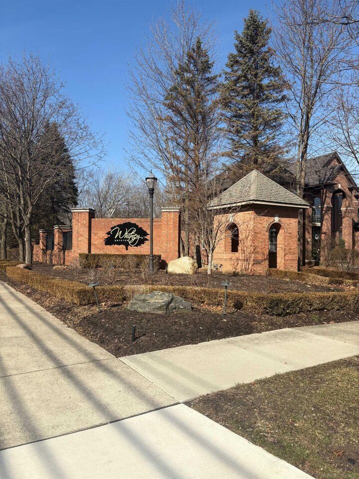 Property Photo:  10505 Excalibur Drive  MI 48315 