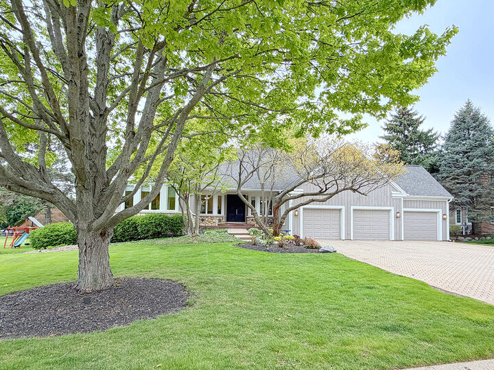 Property Photo:  211 Ridge Lane  IL 60156 