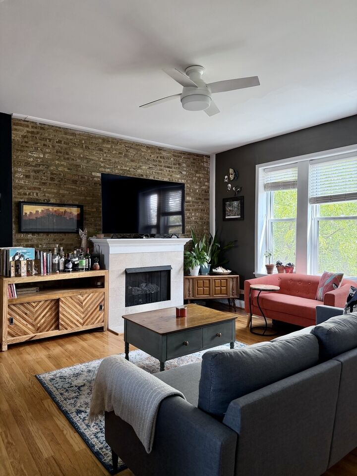 Property Photo: 3102 W Cullom Avenue 3W IL 60618