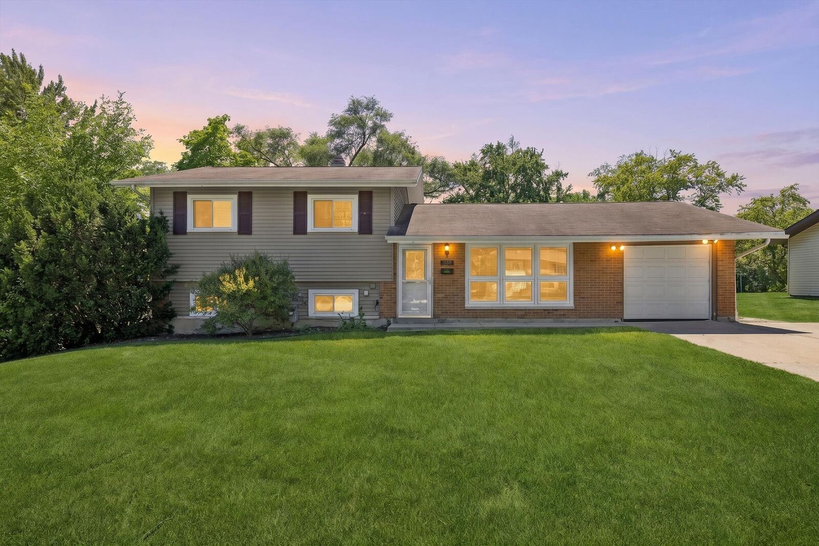 Property Photo:  1680 Highland Boulevard  IL 60169 