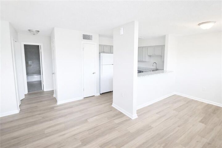 Property Photo:  106 E 3rd Street 21  LA 70037 