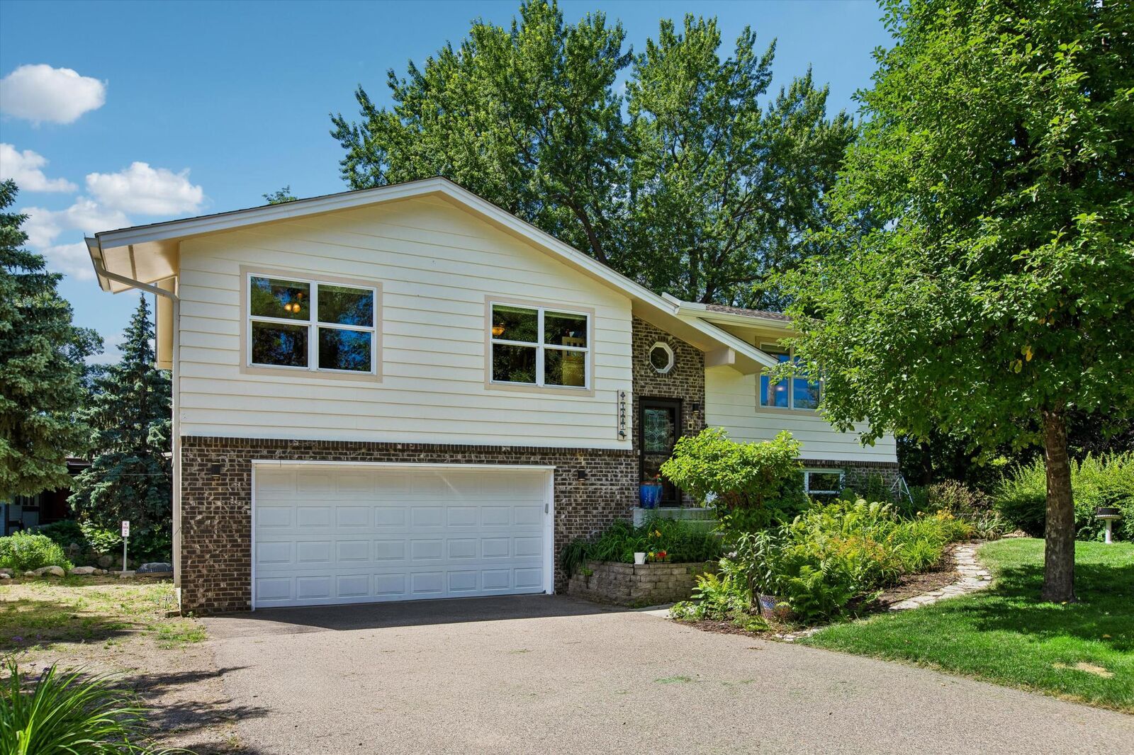 Property Photo:  5281 Shore Trail NE  MN 55372 