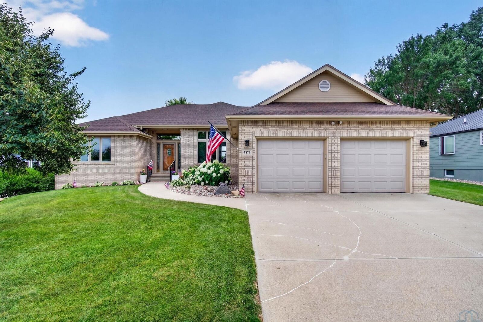 Property Photo: 4877 Bradford Ln IA 51106