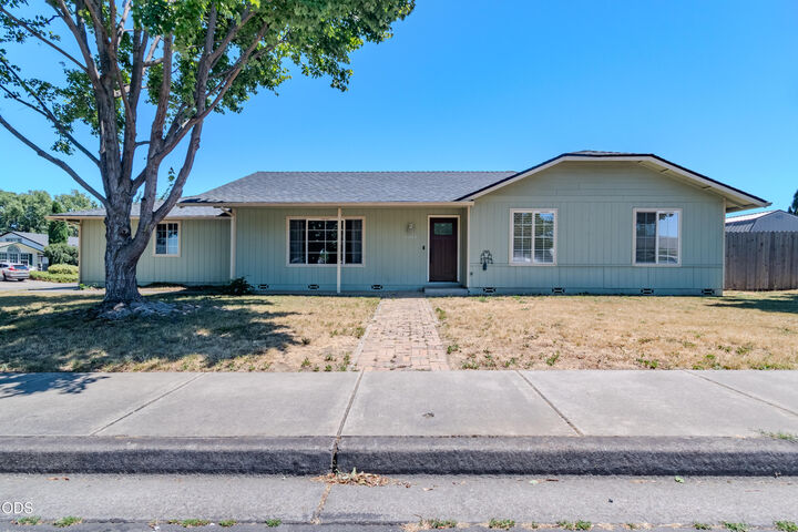 Property Photo:  1104 Coachman Drive  OR 97502 