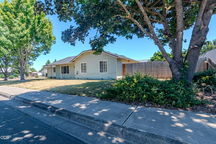 Property Photo:  1104 Coachman Drive  OR 97502 