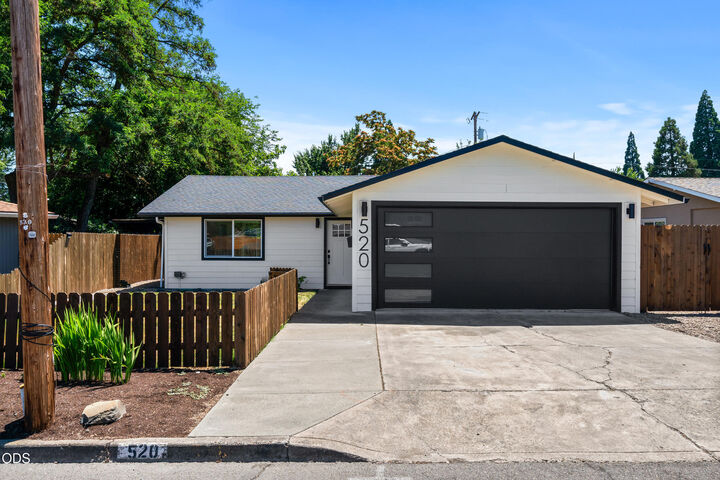 Property Photo:  520 Grand Avenue  OR 97502 