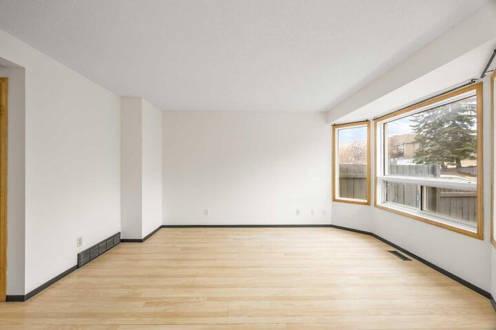 Property Photo:  1801 Signal Hill Green SW  AB T3H 2Y4 