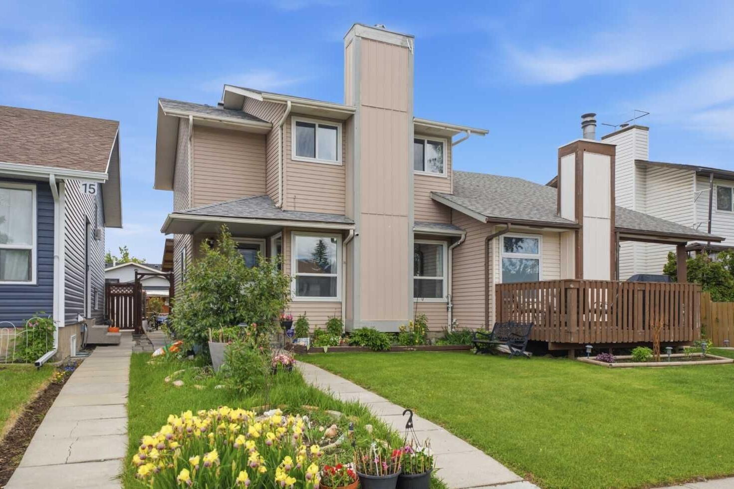 Property Photo:  17 Abberfield Crescent NE  AB T2A 6P4 