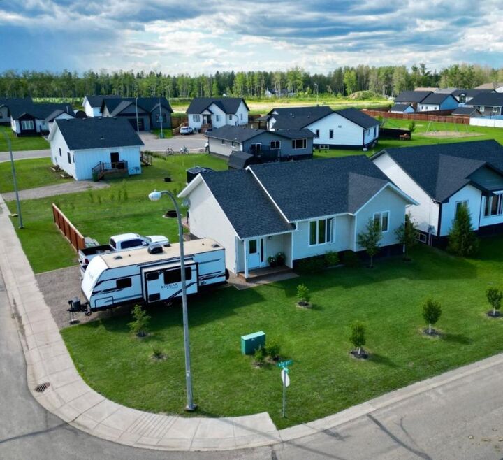 Property Photo:  10402 110 Street  AB T0H 2H0 