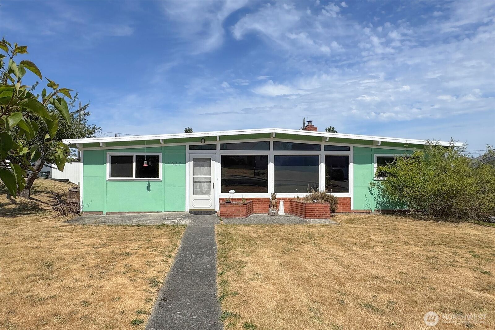 Property Photo: 1027 W Ninth Street WA 98363