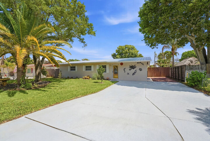 Property Photo:  1095 NE Tuxedo Terrace  FL 34957 