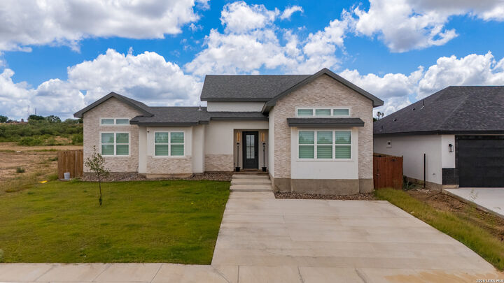 Property Photo:  709 Encinal Drive  TX 78852 