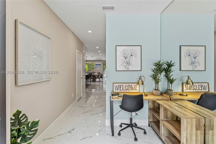 Property Photo:  809 SW 10th Ter  FL 33315 