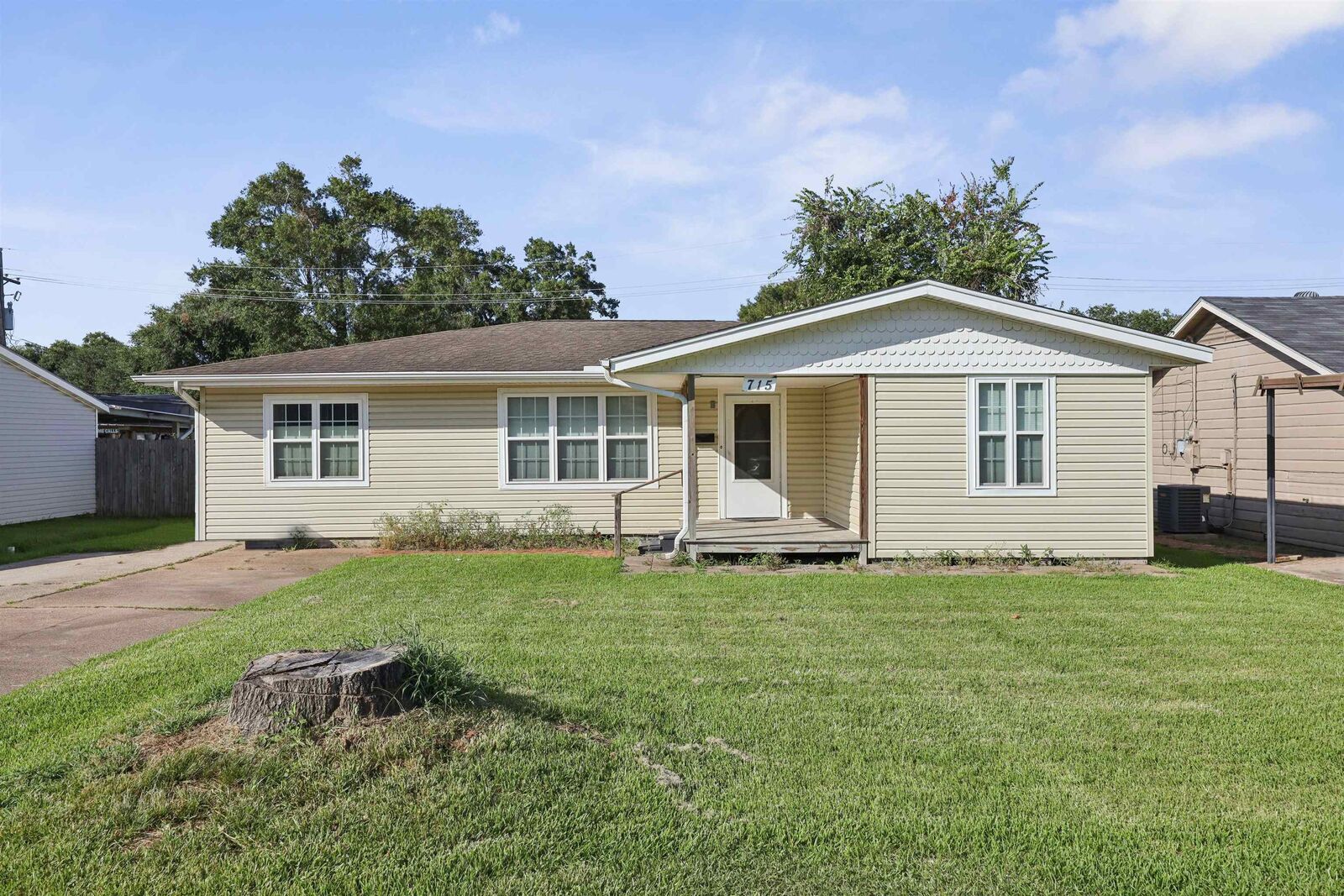 Property Photo: 715 S 9th St TX 77627