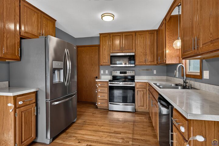 Property Photo:  3909 SW 40th St  KS 66610 