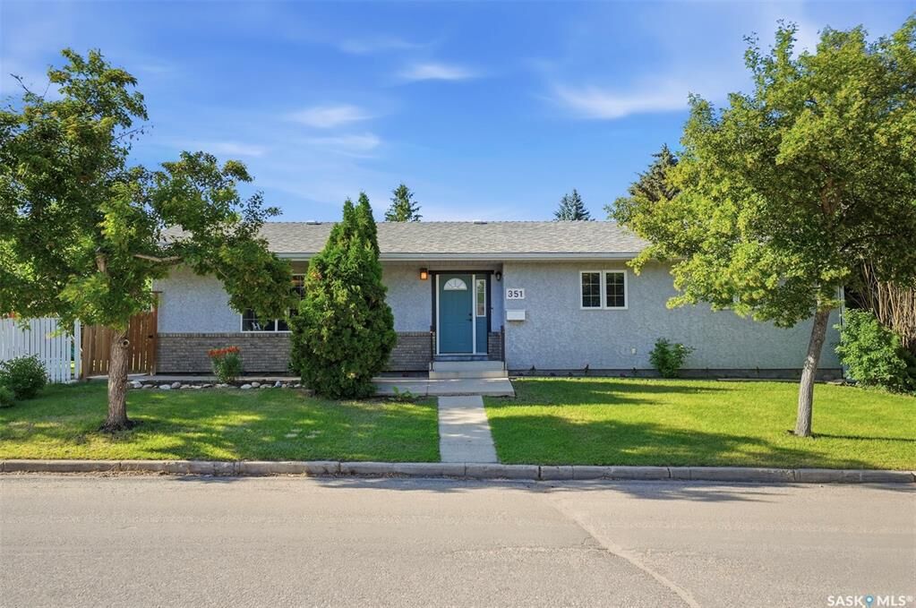Property Photo:  351 Y Avenue S  SK S7M 3J6 
