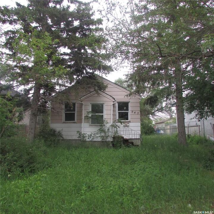 943 Athol Street — photo 1