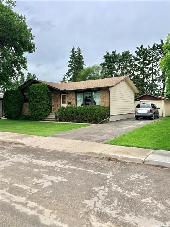Property Photo: 106 Dalewood Crescent SK S3N 2P7