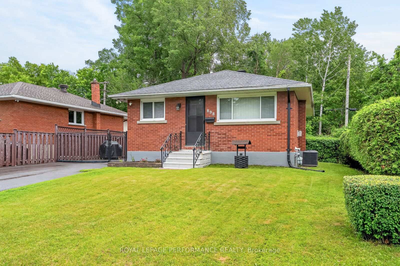 Property Photo:  898 Charleswood Avenue  ON K1K 0W3 