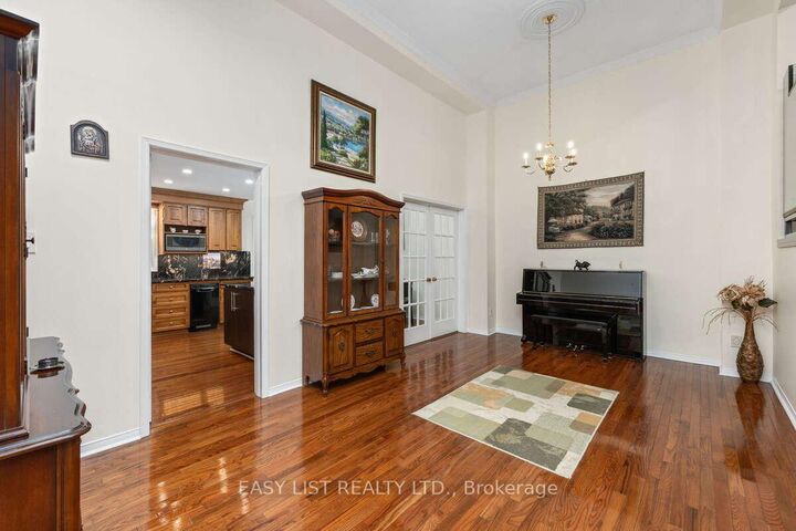 Property Photo: 57 Stornwood Court ON L6W 4J1