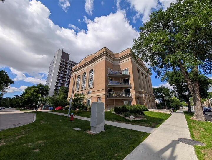 Property Photo:  511 River Avenue  MB R3L 0C9 