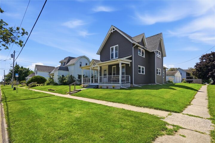 Property Photo:  815 5th Avenue  IA 52302 