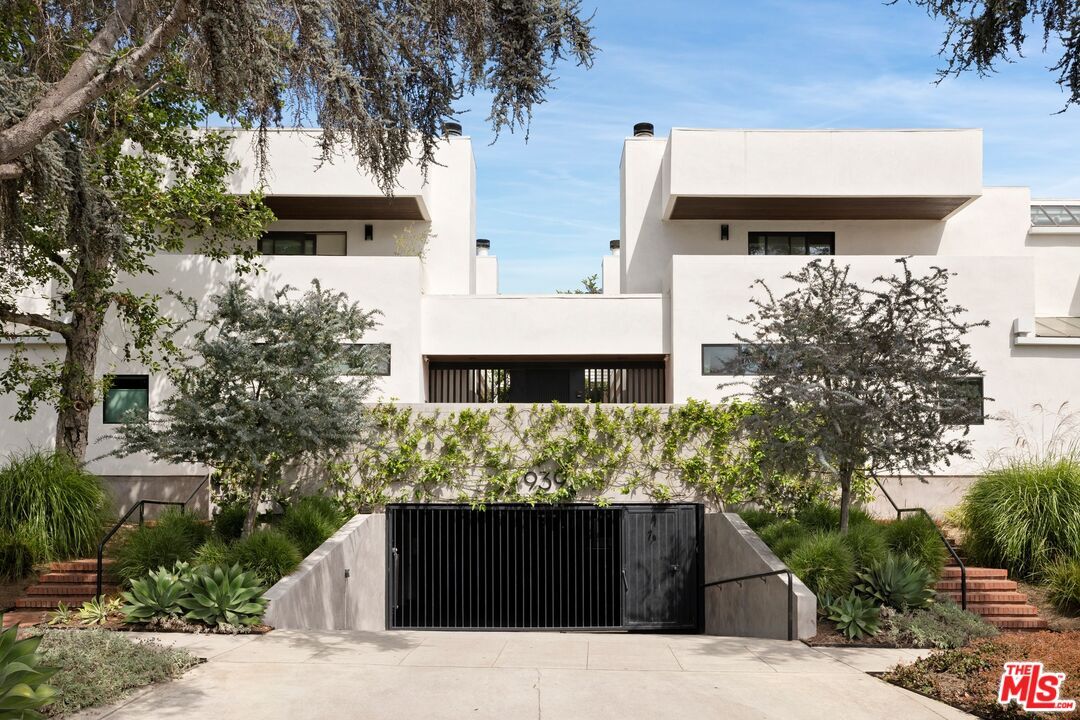 Property Photo:  939 15th St  CA 90403 