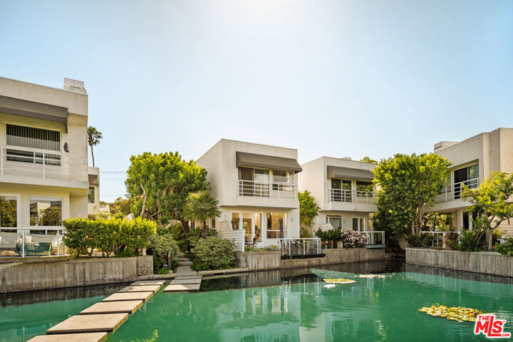 Property Photo:  610 Harbor St  CA 90291 