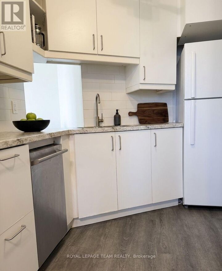 Property Photo:  2020 Jasmine Crescent 313  ON K1J 8K5 