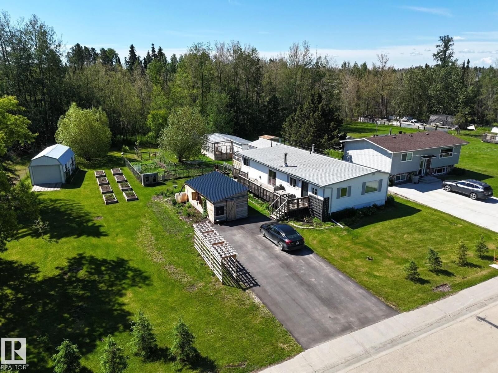 Property Photo:  4707 54 Av  AB T0E 2M0 