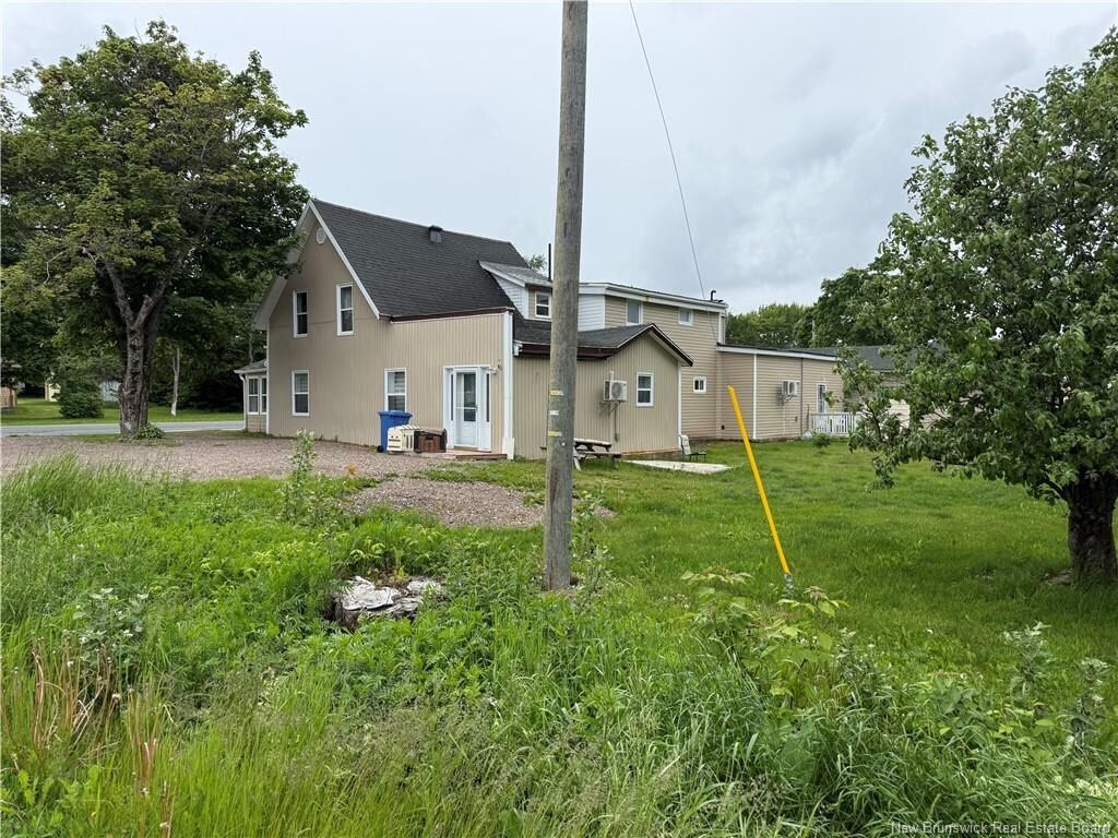 Property Photo:  707 Boulevard St-Pierre Ouest  NB E1W 1A1 