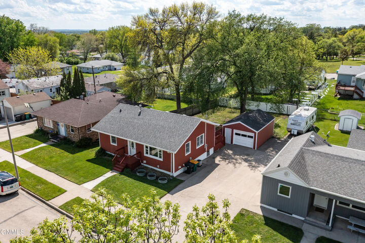 Property Photo:  914 Curtis Street  ND 58501 
