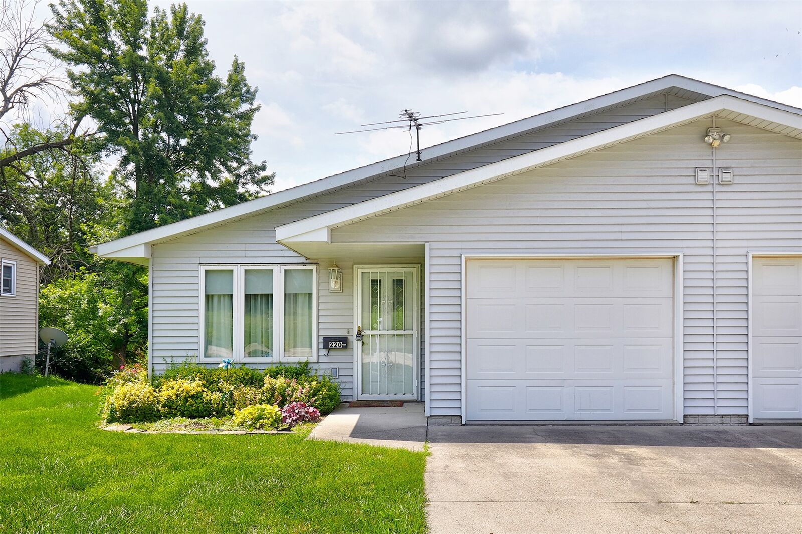 Property Photo:  220 W Clay Street  IA 50213 