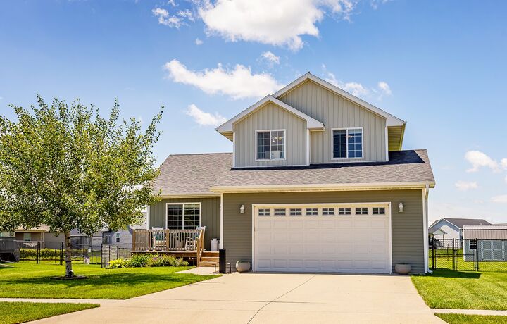 Property Photo:  935 Trail Drive  IA 50244 