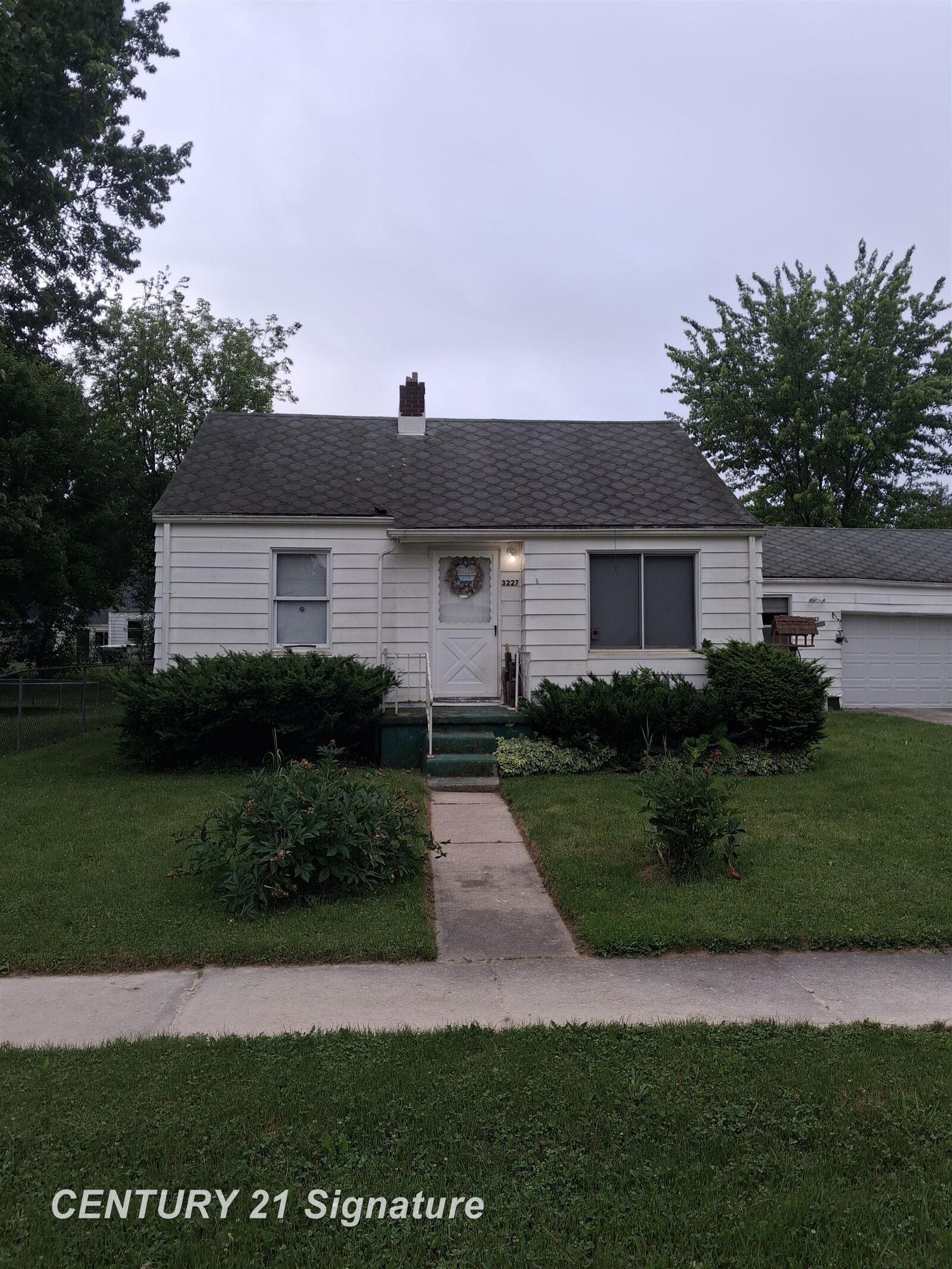 Property Photo:  3227 W Parkway Avenue  MI 48504 