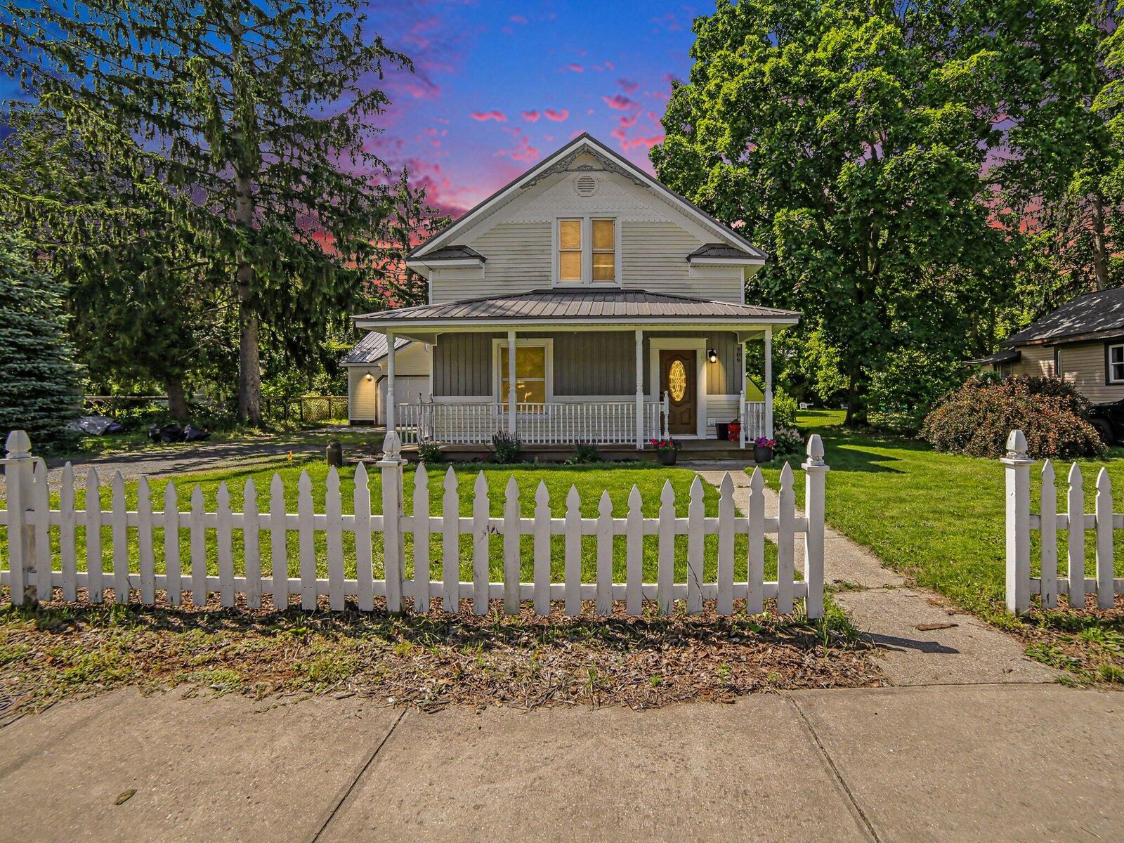 Property Photo: 206 E Broadway Street MI 49454