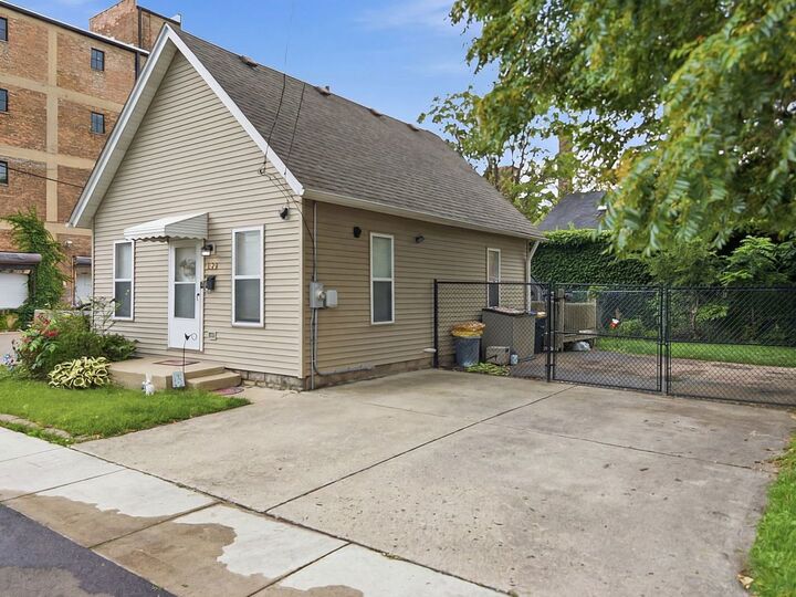 Property Photo:  122 Cross Street  IL 60506 