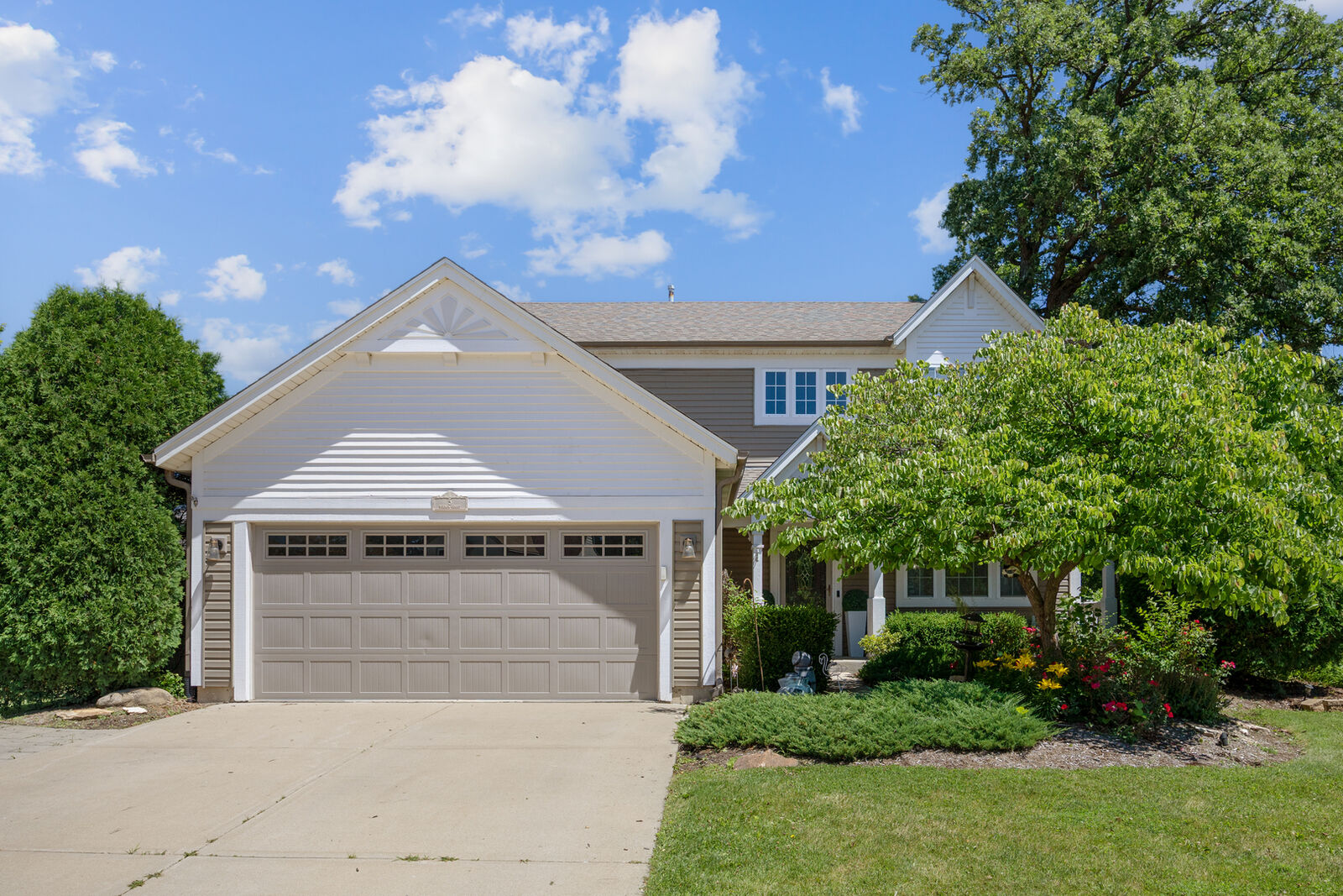 Property Photo:  5 Vernon Court  IL 60177 