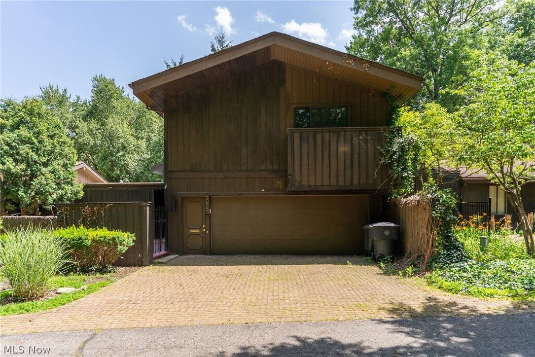 Property Photo:  285 North Road NE  OH 44484 