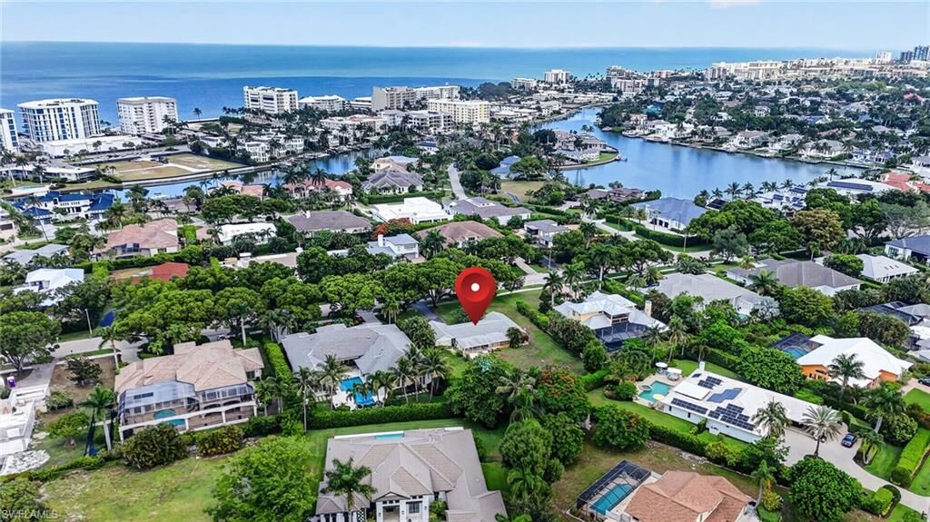 Property Photo: 1608 Crayton Rd FL 34102