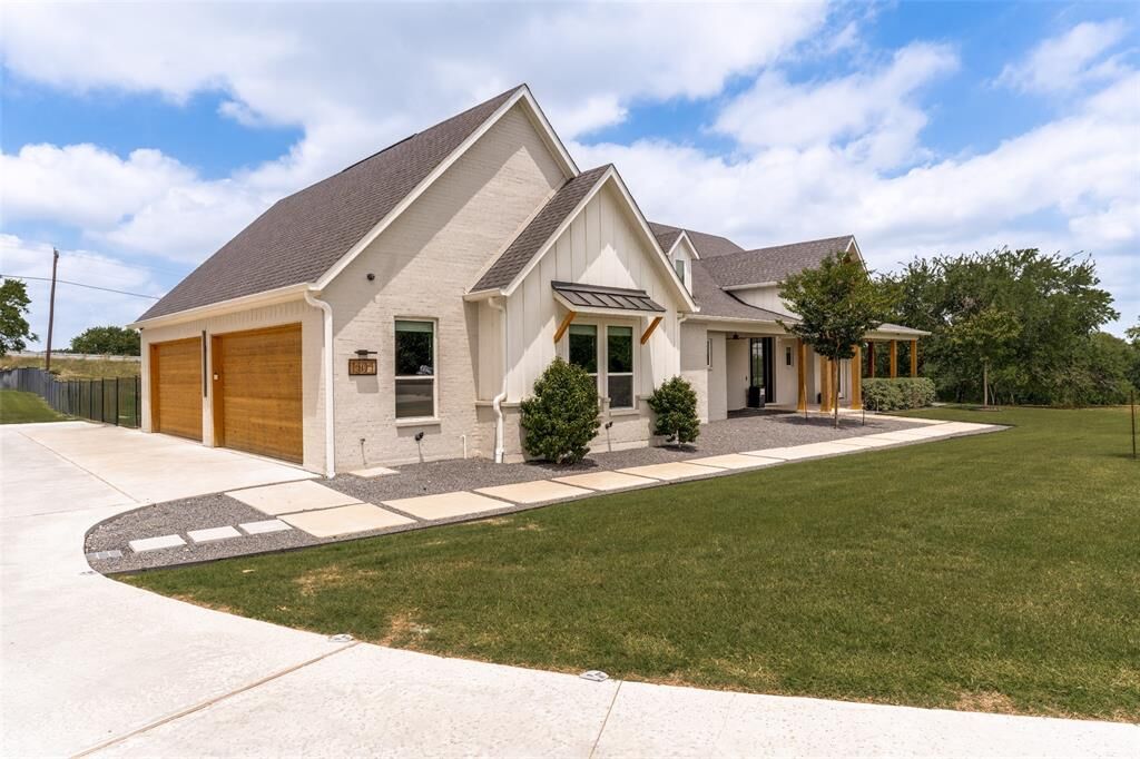 Property Photo: 1404 Tucker Place TX 75009