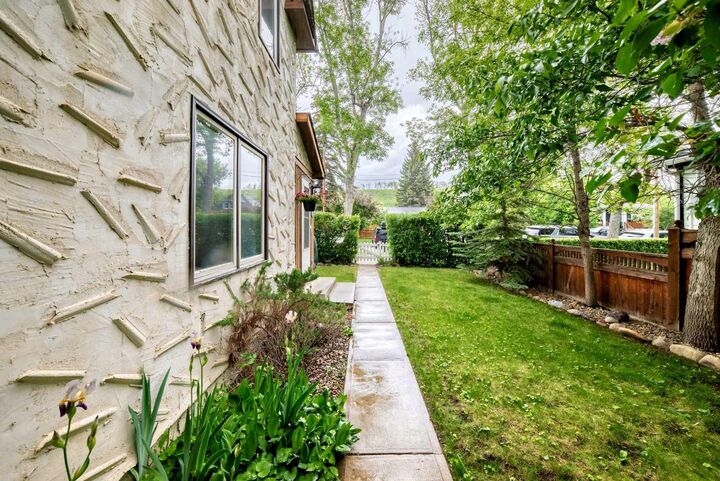 Property Photo:  85 Elma Street W  AB T1S 1J9 