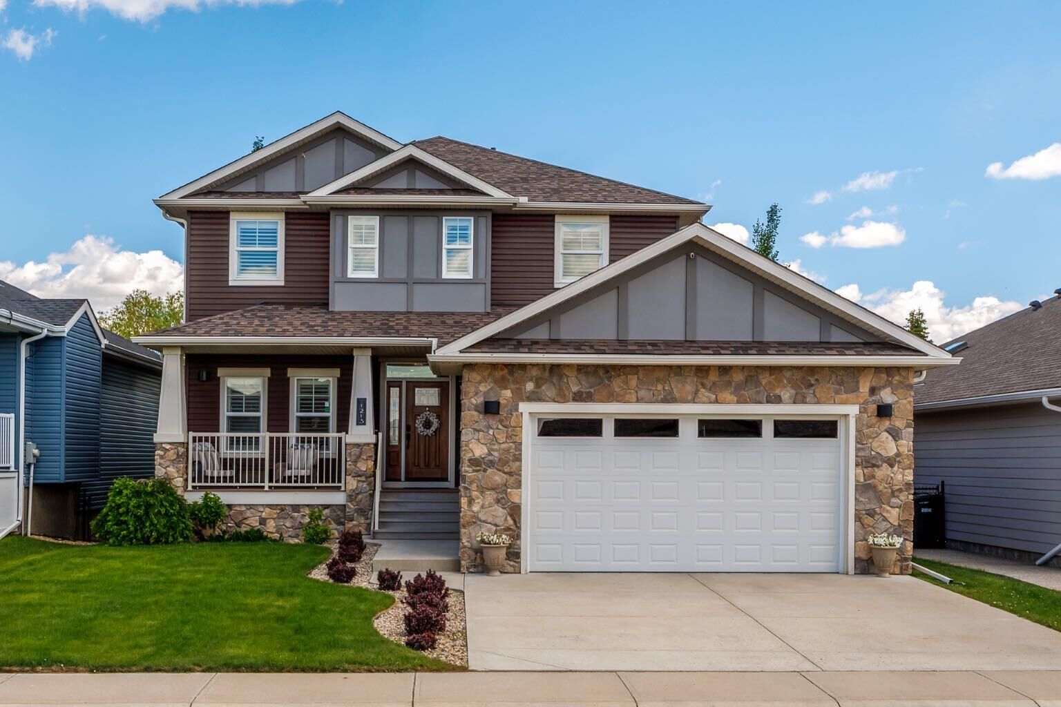 Property Photo:  1213 Hillcrest Manor Estates  AB T1P 0B9 