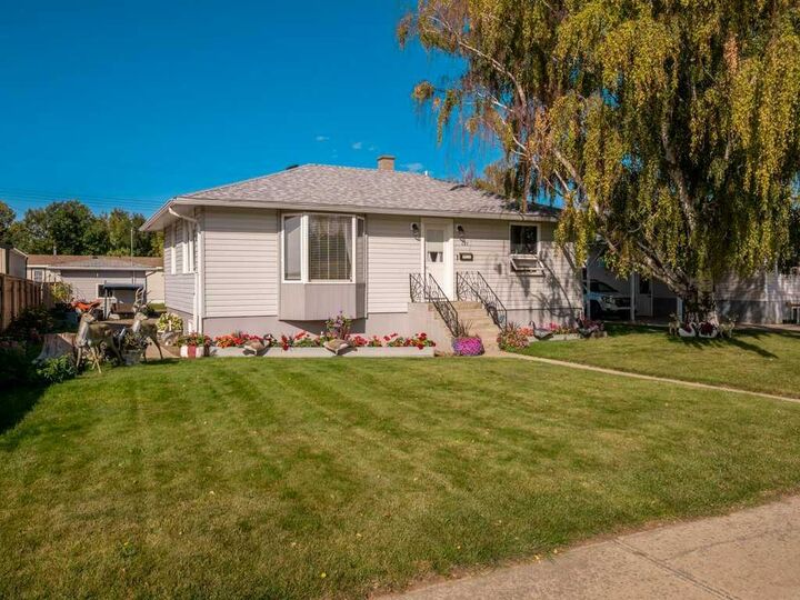 Property Photo:  107 9 Street N  AB T0K 2K0 