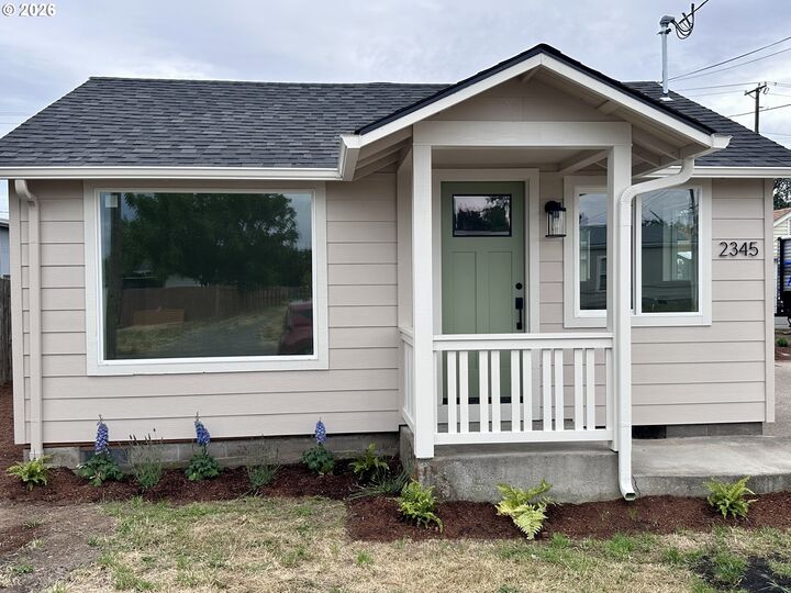 Property Photo:  2345 F St  OR 97477 