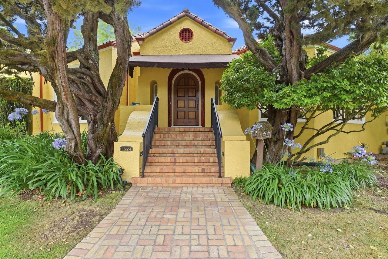 Property Photo:  1524 Arc Way  CA 94010 