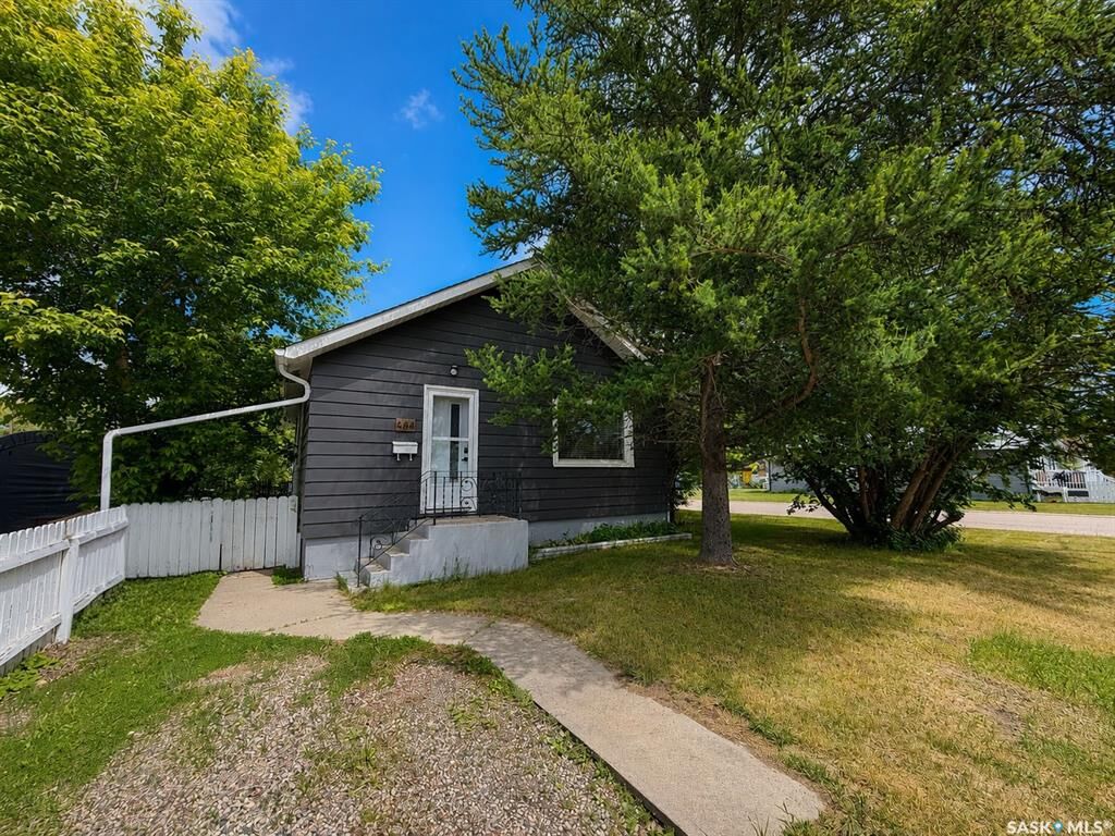 Property Photo:  684 8th Street E  SK S6V 0W7 