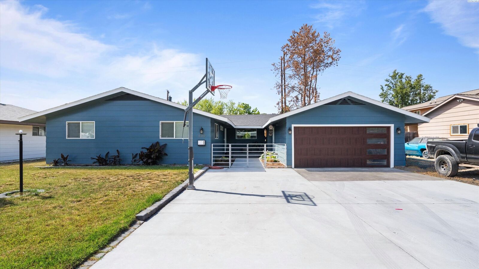 Property Photo: 435 W 20th Ave WA 99337